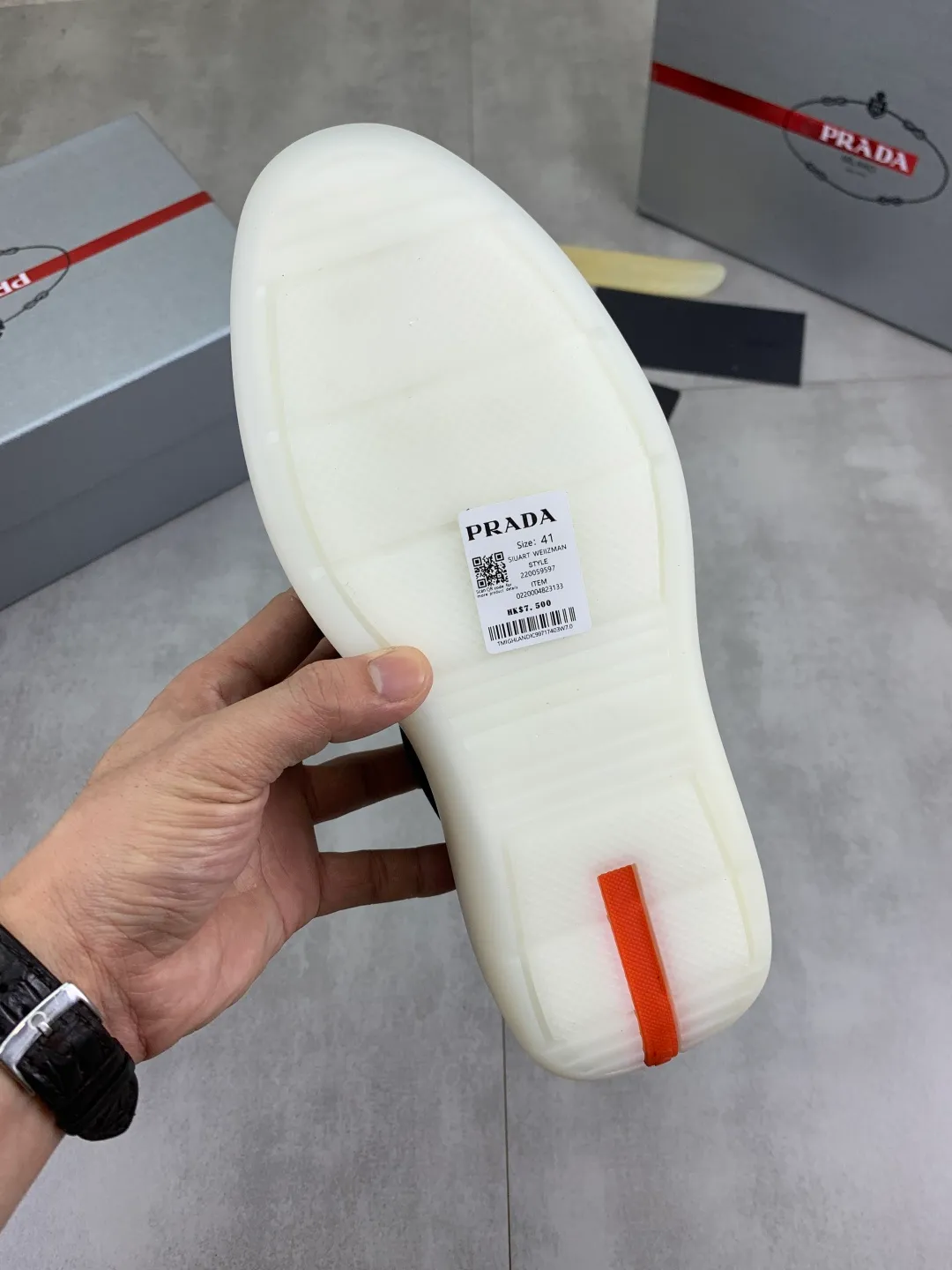 Men's shoes 💰P620 new (higher version) new PRADA (Prada) classic models are on the market at the same time, new men's shoes, 😘fabrics are selected from original imported calfskin. First layer of imported cowhide lining. The original version is awesome! 👍🏿Original open-molded non-slip PU outsole, with exquisite lines, simple and elegant, super comfortable and classy on foot, suitable for leisure travel. Code number: 38-45 (46 customized) 3️⃣ colors available